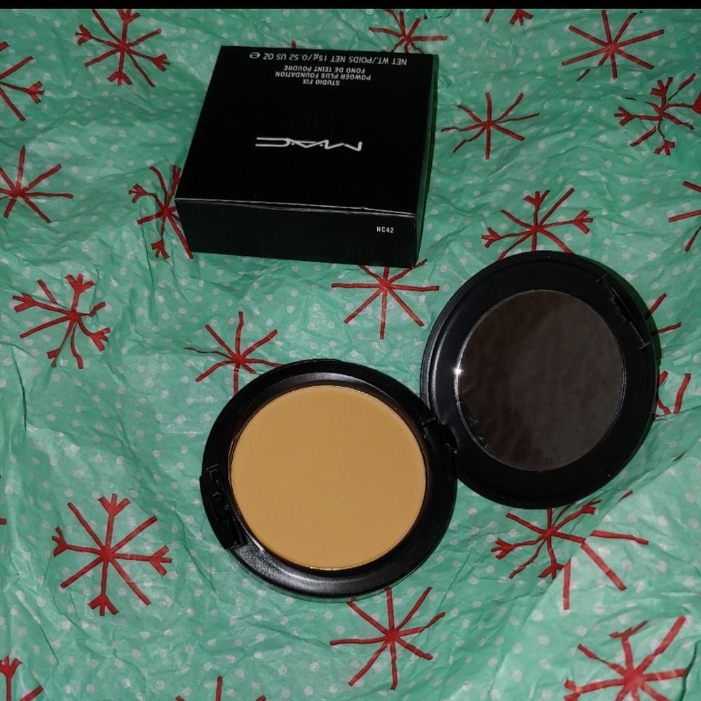 💖 New Mac Studio Fix Powder + Foundation NC42 💖